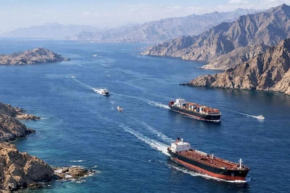 Эрон ҳарбийлари Ҳормуздан ўтаётган танкерга ўт очди